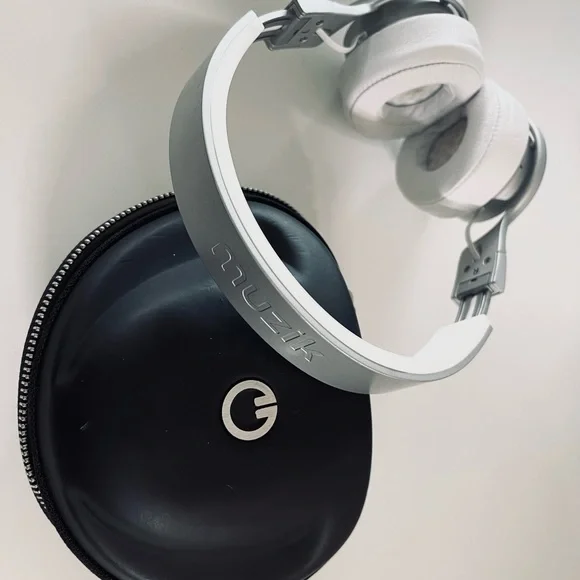 MUZIK OE-MZHP1-WHT on-ear headphones White
